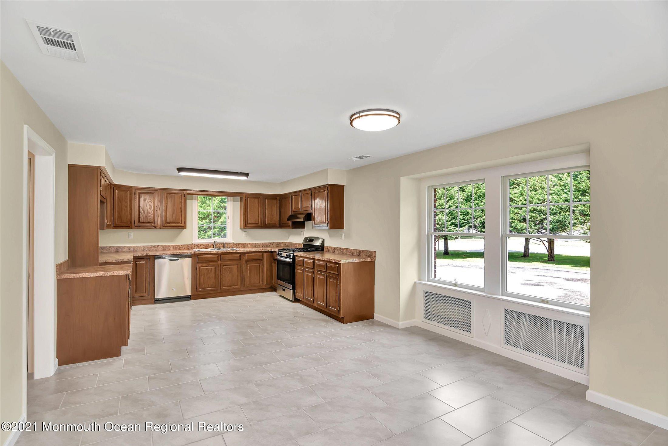 395 Aldrich Road Howell, NJ 07731 - Photo 16 of 37 17-Kitchen & Dining Room
