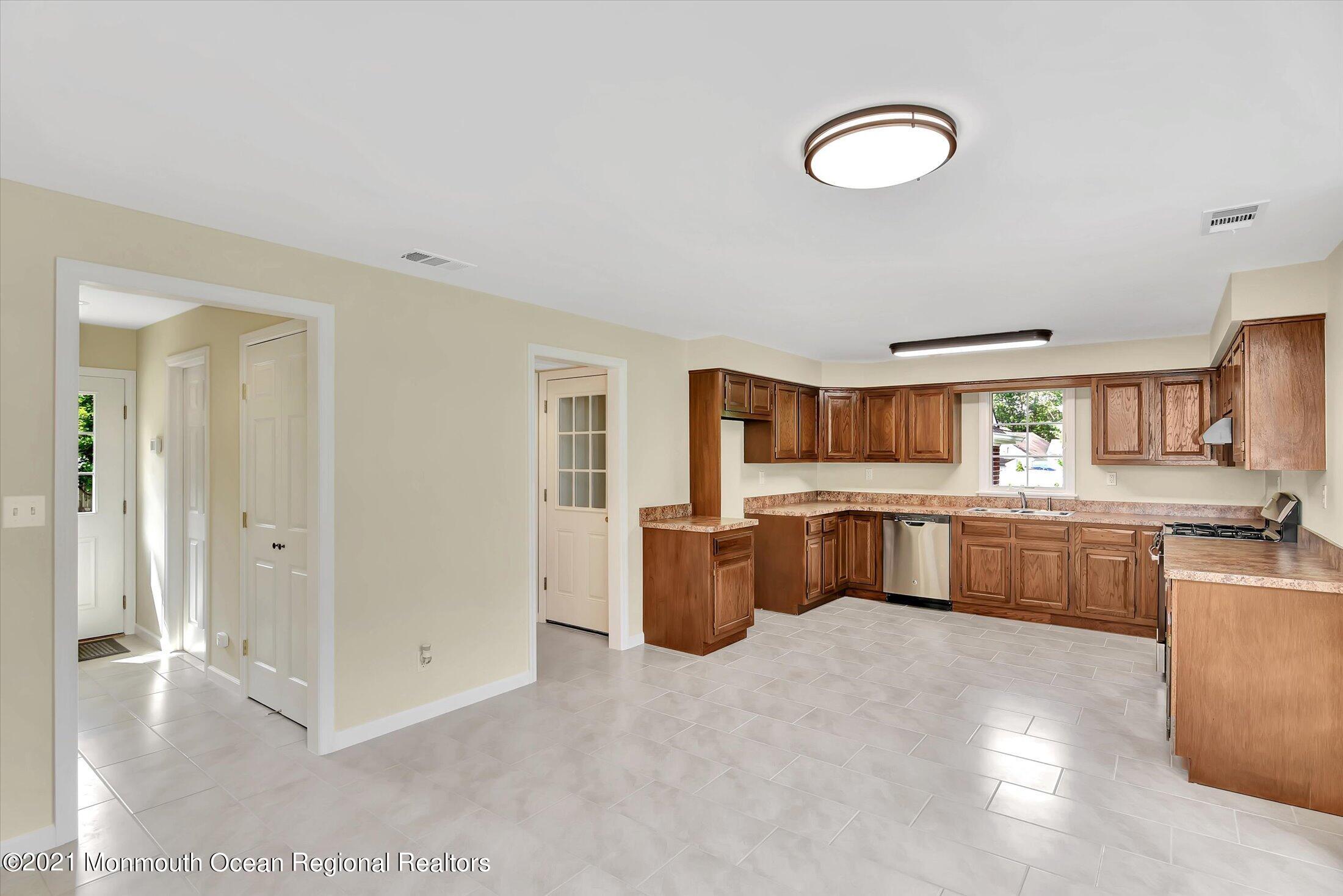 395 Aldrich Road Howell, NJ 07731 - Photo 17 of 37 18-Kitchen & Dining Room