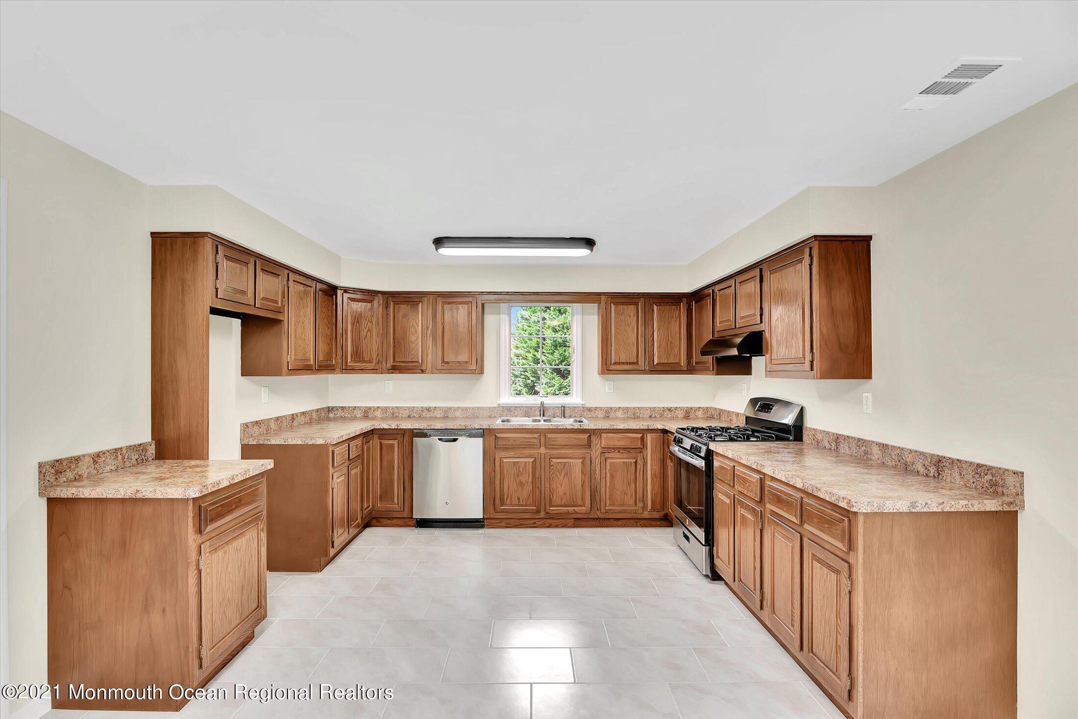 395 Aldrich Road Howell, NJ 07731 - Photo 18 of 37 19-Kitchen & Dining Room