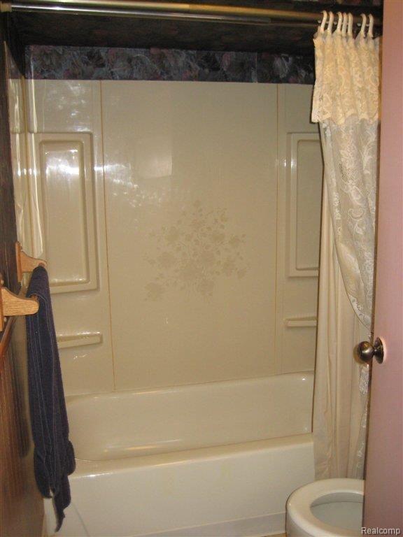 43 City Line Road Pontiac, MI 48342 - Photo 13 of 23 1ST FLOOR BATH