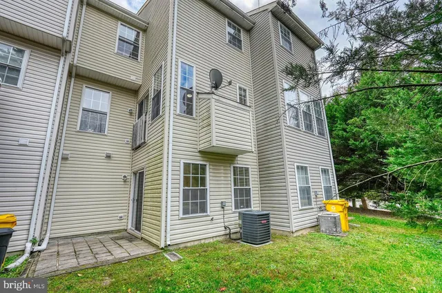 a view of a house with backyard