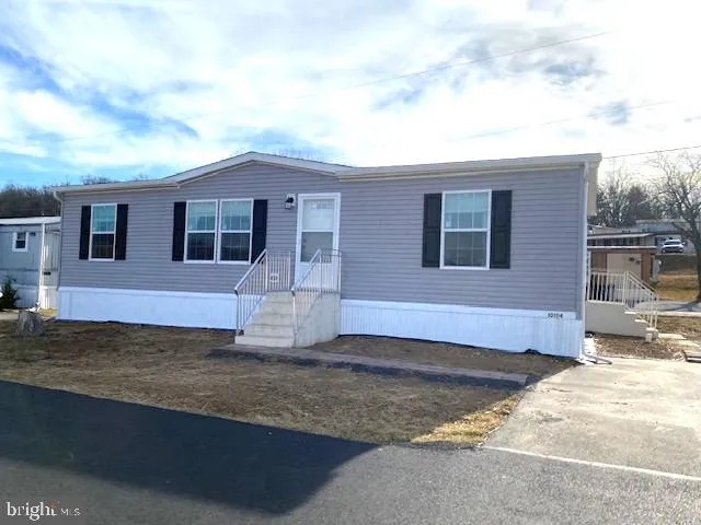 a view of a house with backyard