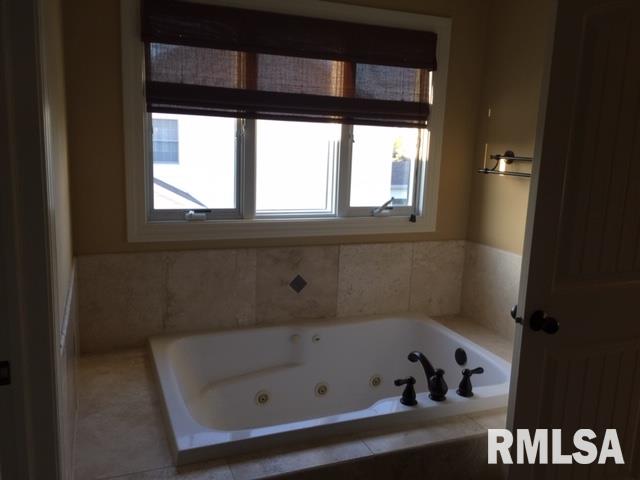 5583 Julie Ann Road Bettendorf, IA 52722 - Photo 8 of 10 Gallery Image 8