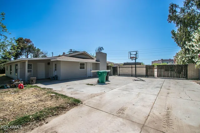 a view of a house with basketball court