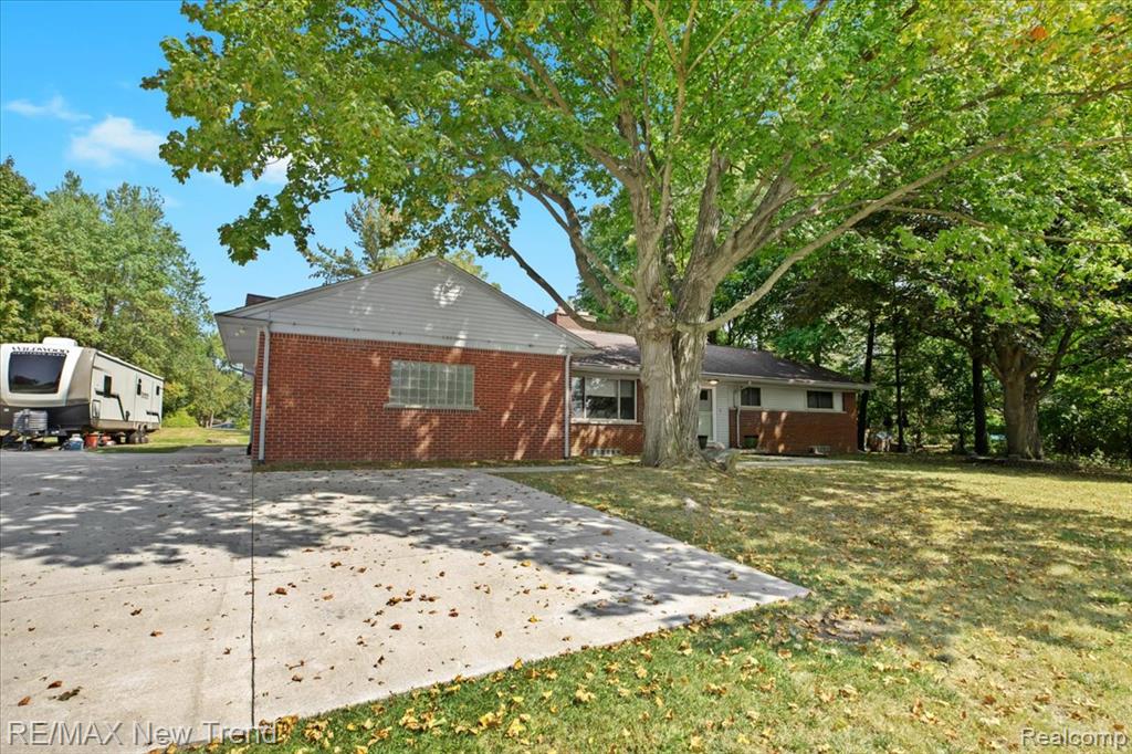 33266 Raphael Road Farmington Hills, MI 48336 - Photo 2 of 36