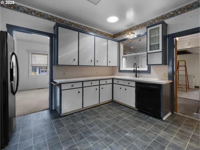 $379,900 | 682 South Settlemier Avenue, Woodburn, OR 97071