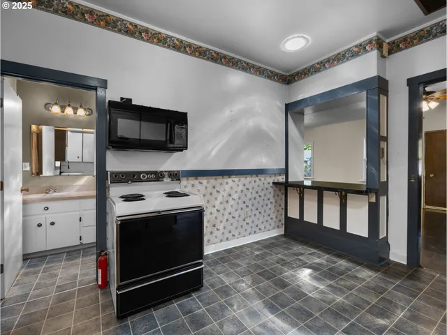 $379,900 | 682 South Settlemier Avenue, Woodburn, OR 97071