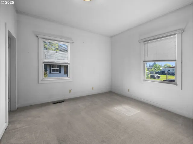 $379,900 | 682 South Settlemier Avenue, Woodburn, OR 97071