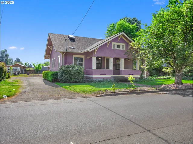$379,900 | 682 South Settlemier Avenue, Woodburn, OR 97071
