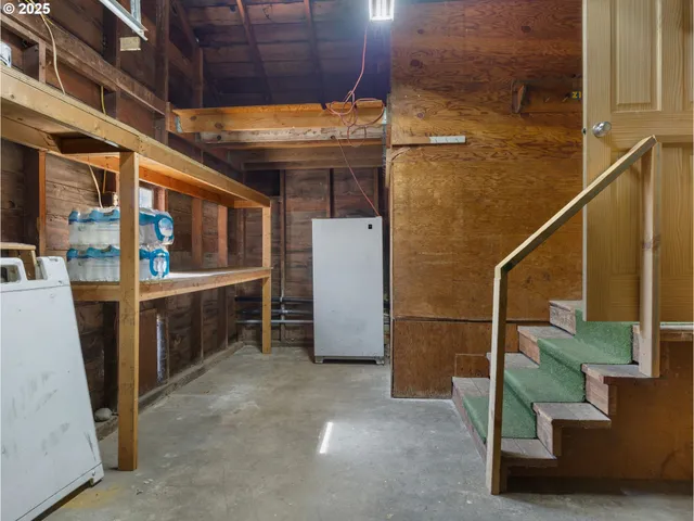 $379,900 | 682 South Settlemier Avenue, Woodburn, OR 97071