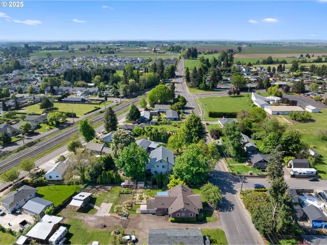 $379,900 | 682 South Settlemier Avenue, Woodburn, OR 97071