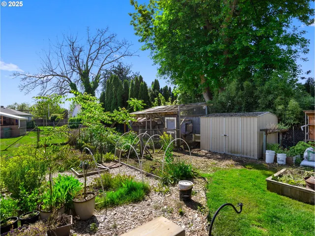 $379,900 | 682 South Settlemier Avenue, Woodburn, OR 97071