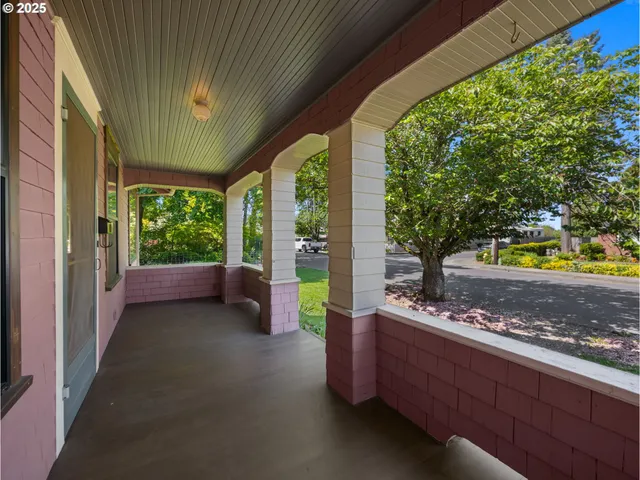 $379,900 | 682 South Settlemier Avenue, Woodburn, OR 97071