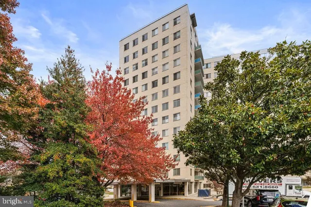 $1,800 | 10201 Grosvenor Place, Unit 716, Rockville, MD 20852