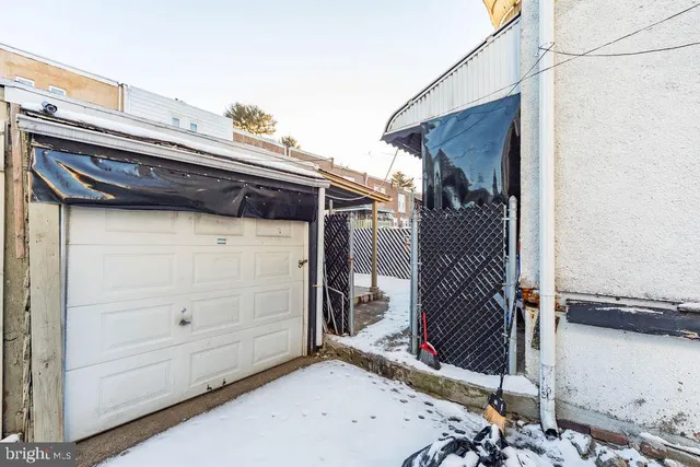 a view of a house with backyard and porch