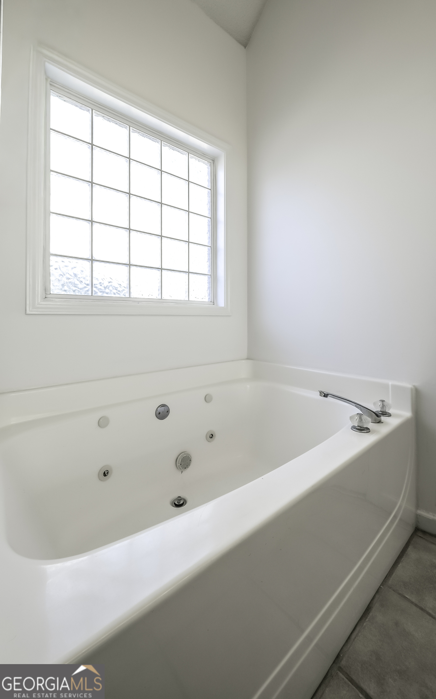 116 Kyle Way Carrollton, GA 30117 - Photo 20 of 30 a bathroom with a bathtub and window