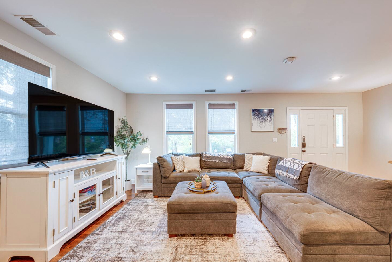 1518 Riverside Avenue St. Charles, IL 60174 - Photo 11 of 32 a living room with furniture and a flat screen tv