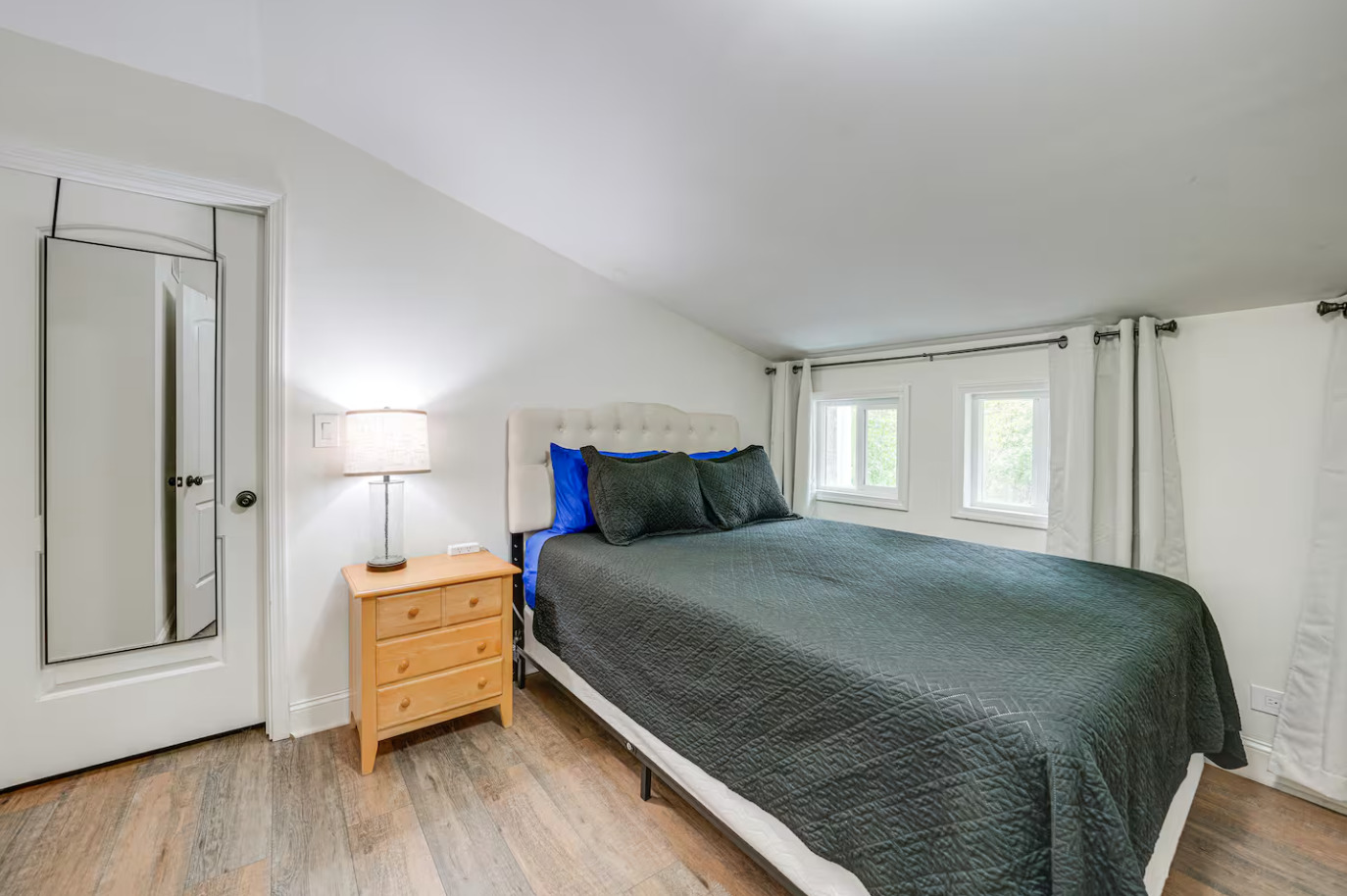 1518 Riverside Avenue St. Charles, IL 60174 - Photo 20 of 32 a bedroom with a bed and a large window