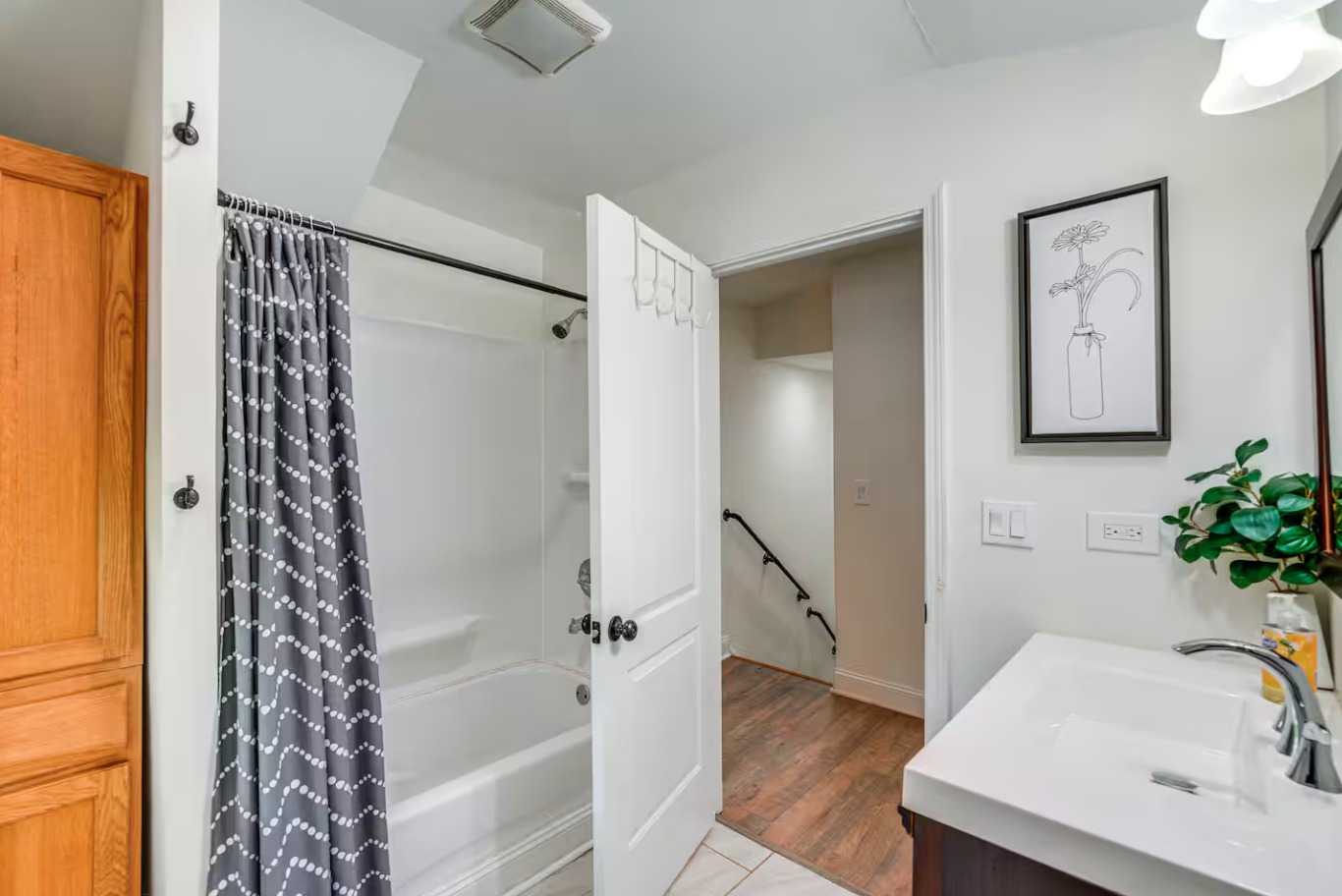 1518 Riverside Avenue St. Charles, IL 60174 - Photo 23 of 32 a bathroom with a bathtub and shower