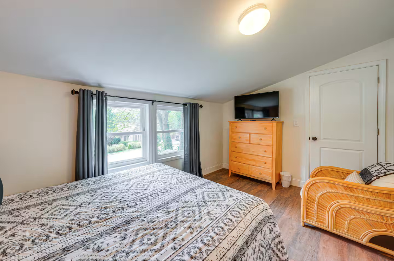 1518 Riverside Avenue St. Charles, IL 60174 - Photo 25 of 32 a bedroom with a bed and a television