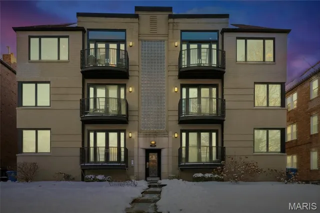 $799,000 | 7524 Cromwell Drive, Unit 3 PH, Clayton, MO 63105