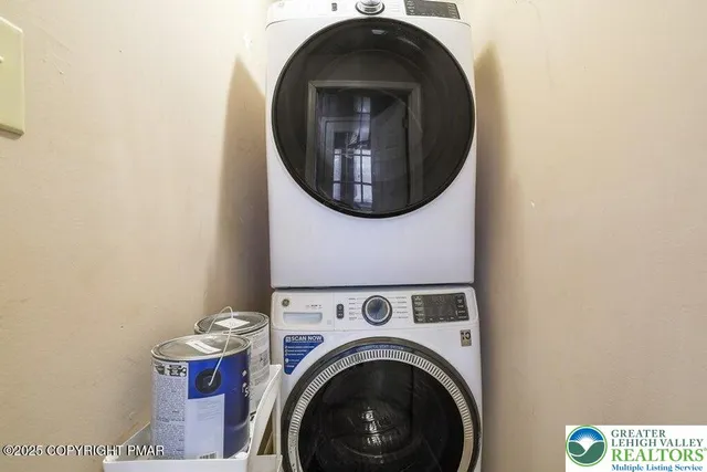a close up view of a washer and dryer