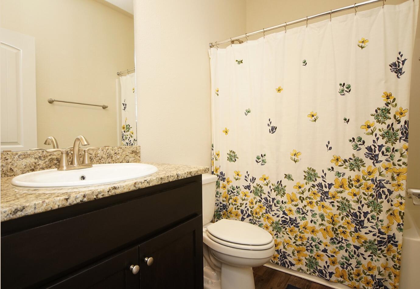 5779 Marigold Loop Crestview, FL 32539 - Photo 9 of 21 Guset Bath