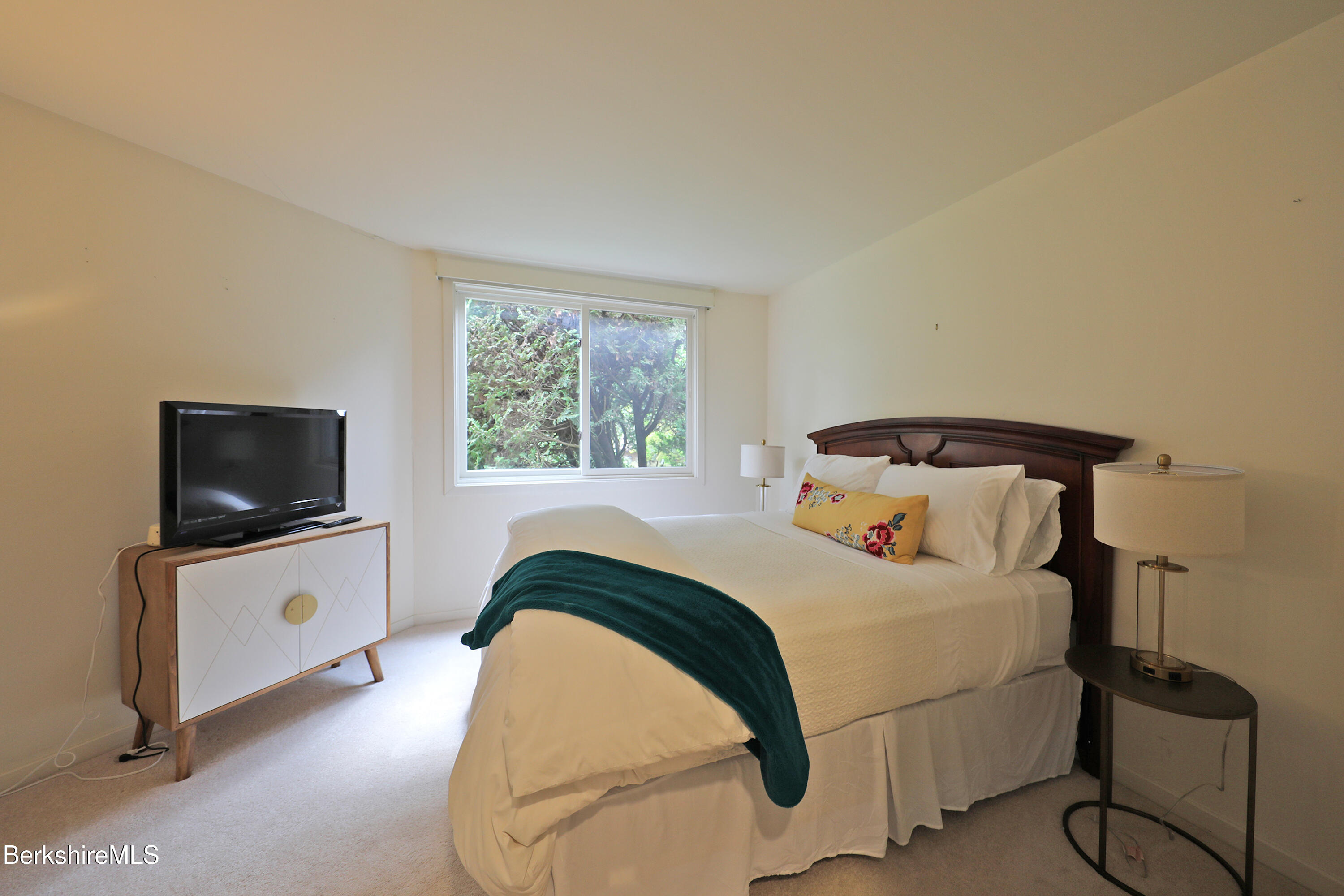 19 Hawthorne Road, Unit GH 8 Stockbridge, MA 01240 - Photo 33 of 53 Guest Room
