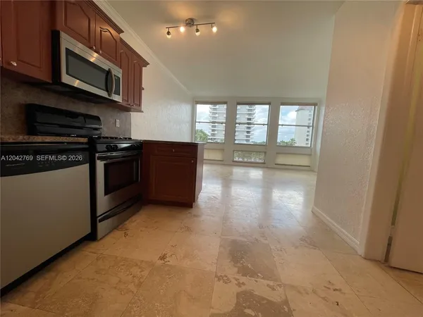 $1,950 | 700 Biltmore Way, Unit 414, Coral Gables, FL 33134