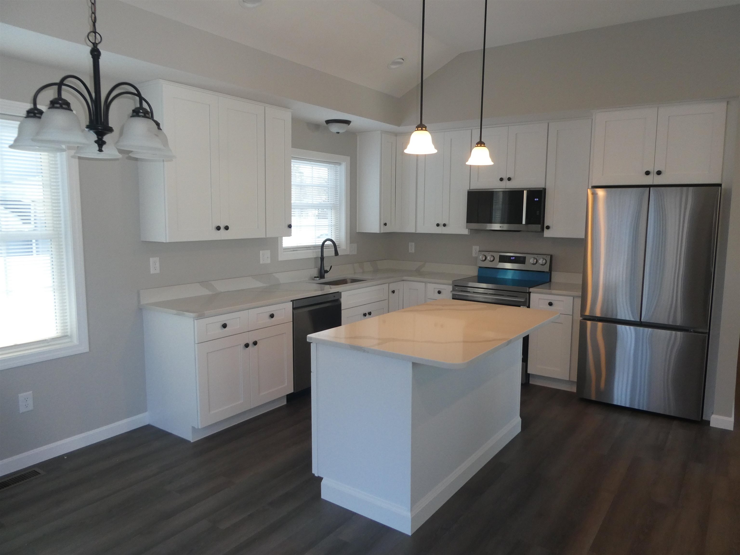 106 West Hillcrest Avenue Manchester, NH 03103 - Photo 3 of 24