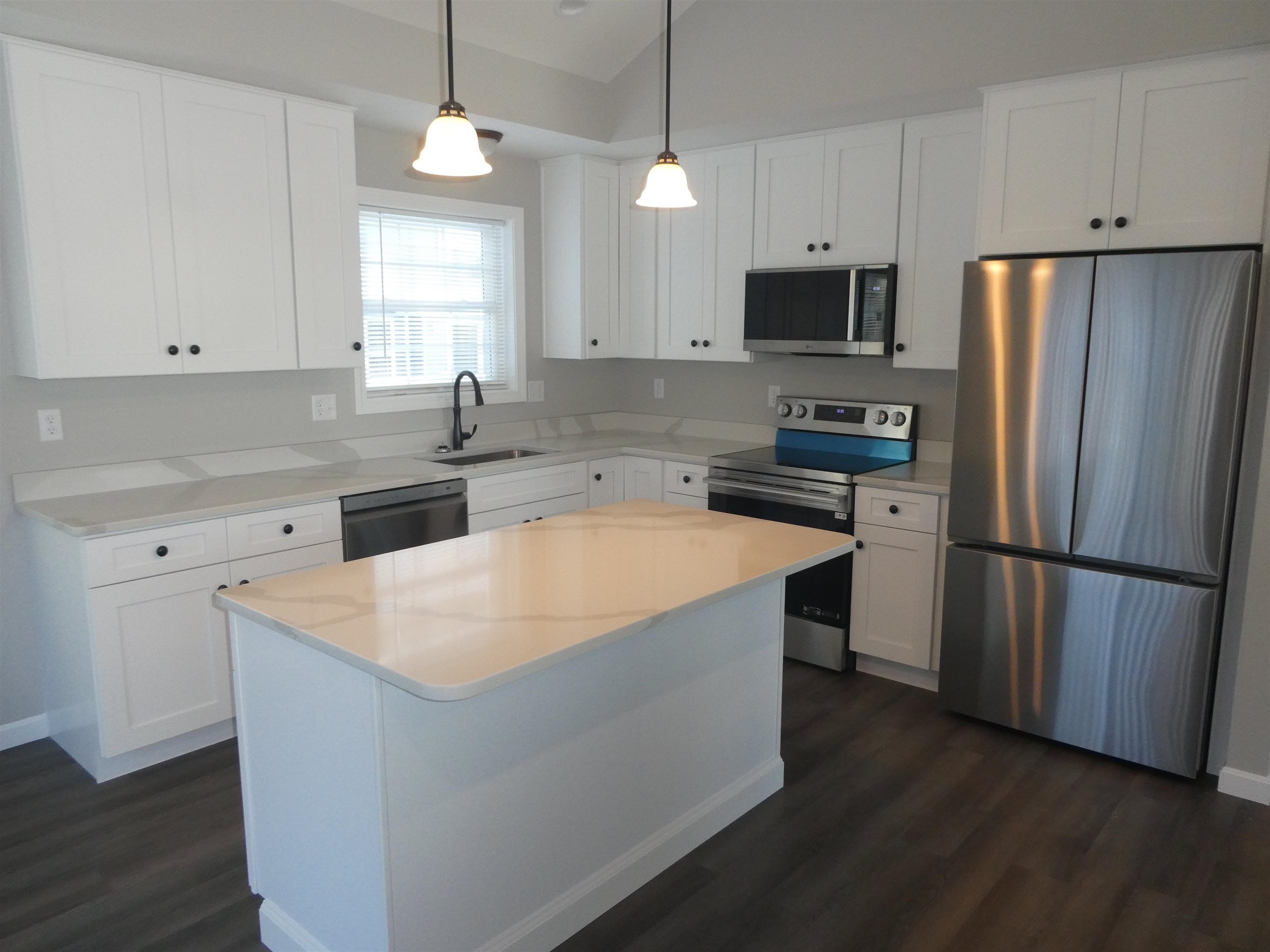 106 West Hillcrest Avenue Manchester, NH 03103 - Photo 4 of 24