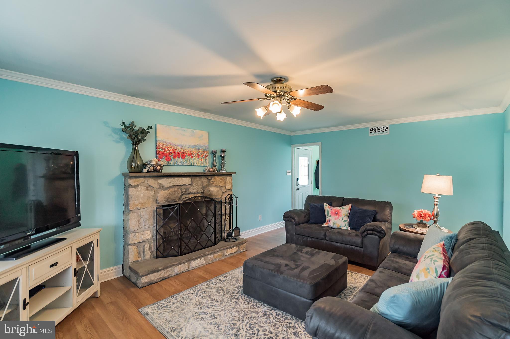 948 Upper State Road Chalfont, PA 18914 - Photo 4 of 27 Living Room