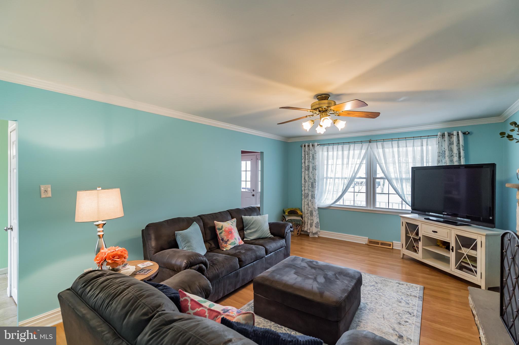 948 Upper State Road Chalfont, PA 18914 - Photo 5 of 27 Living Room