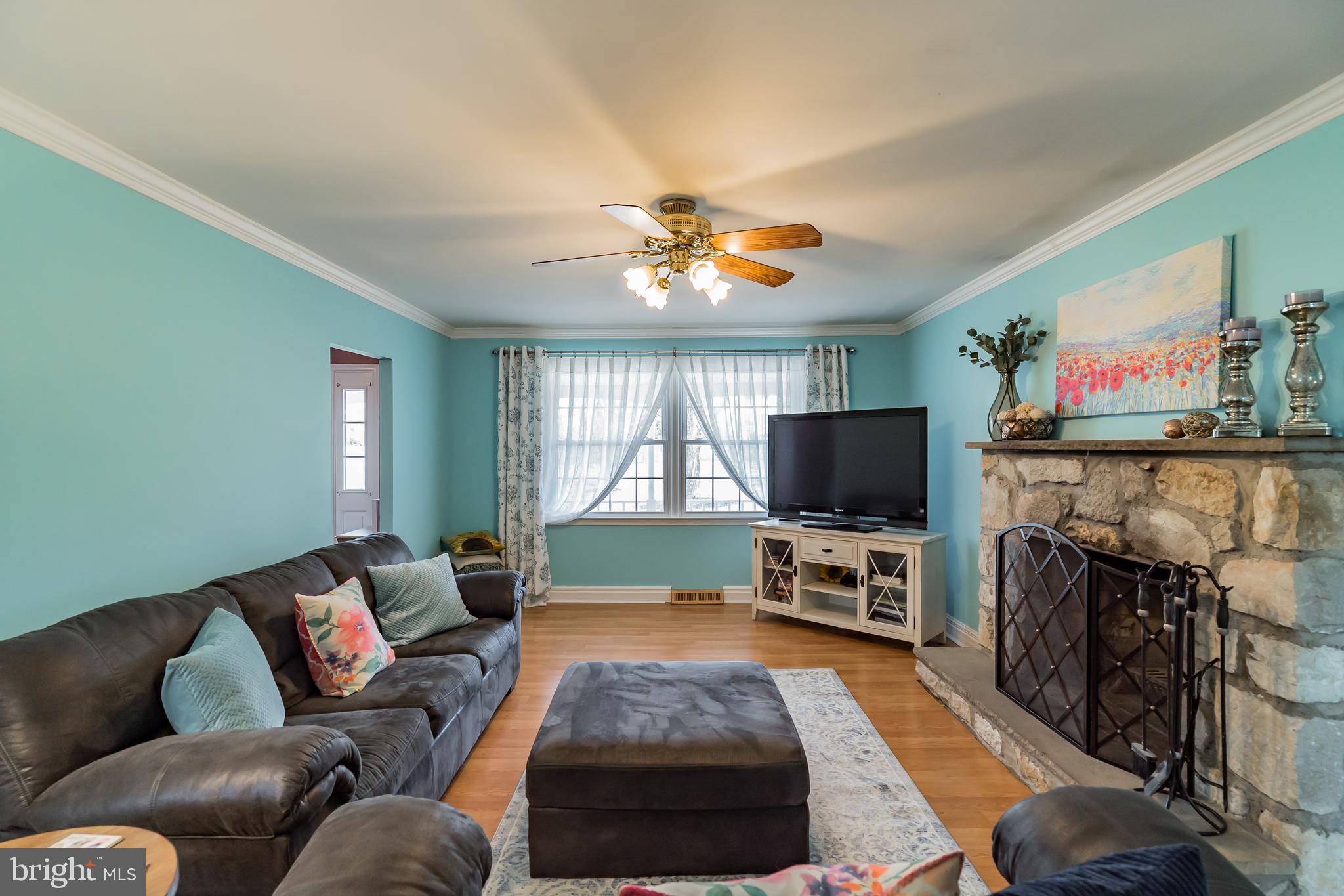 948 Upper State Road Chalfont, PA 18914 - Photo 6 of 27 Living Room