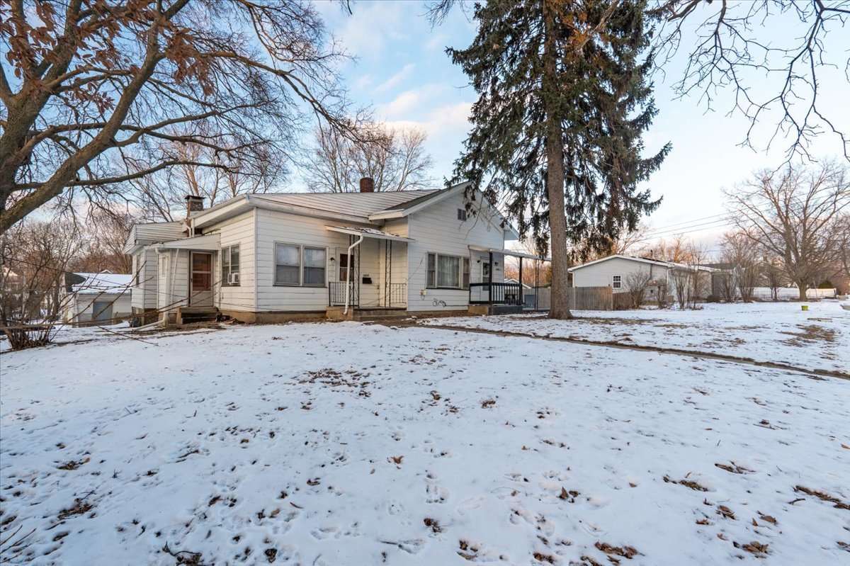 1003 West Jackson Street Bloomington, IL 61701 - Photo 3 of 23