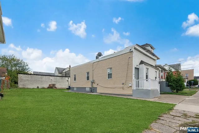 a view of house with backyard