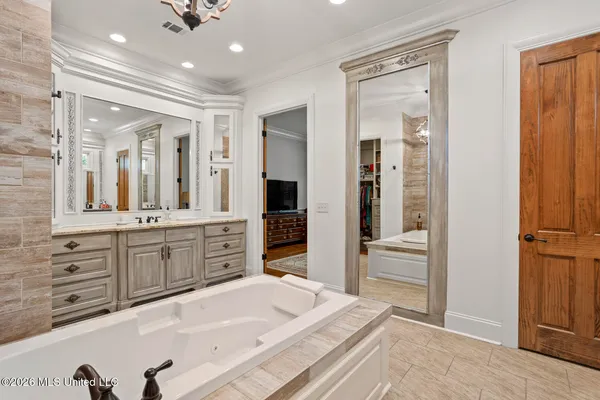 $1,197,000 | 260 Hidden Oaks Drive, Ridgeland, MS 39157