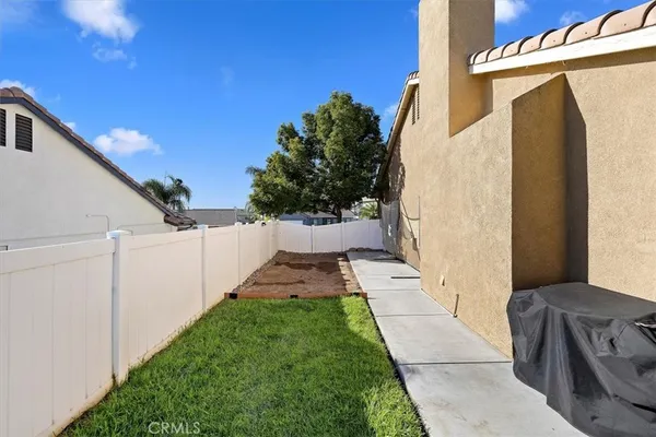 a view of a back yard of the house