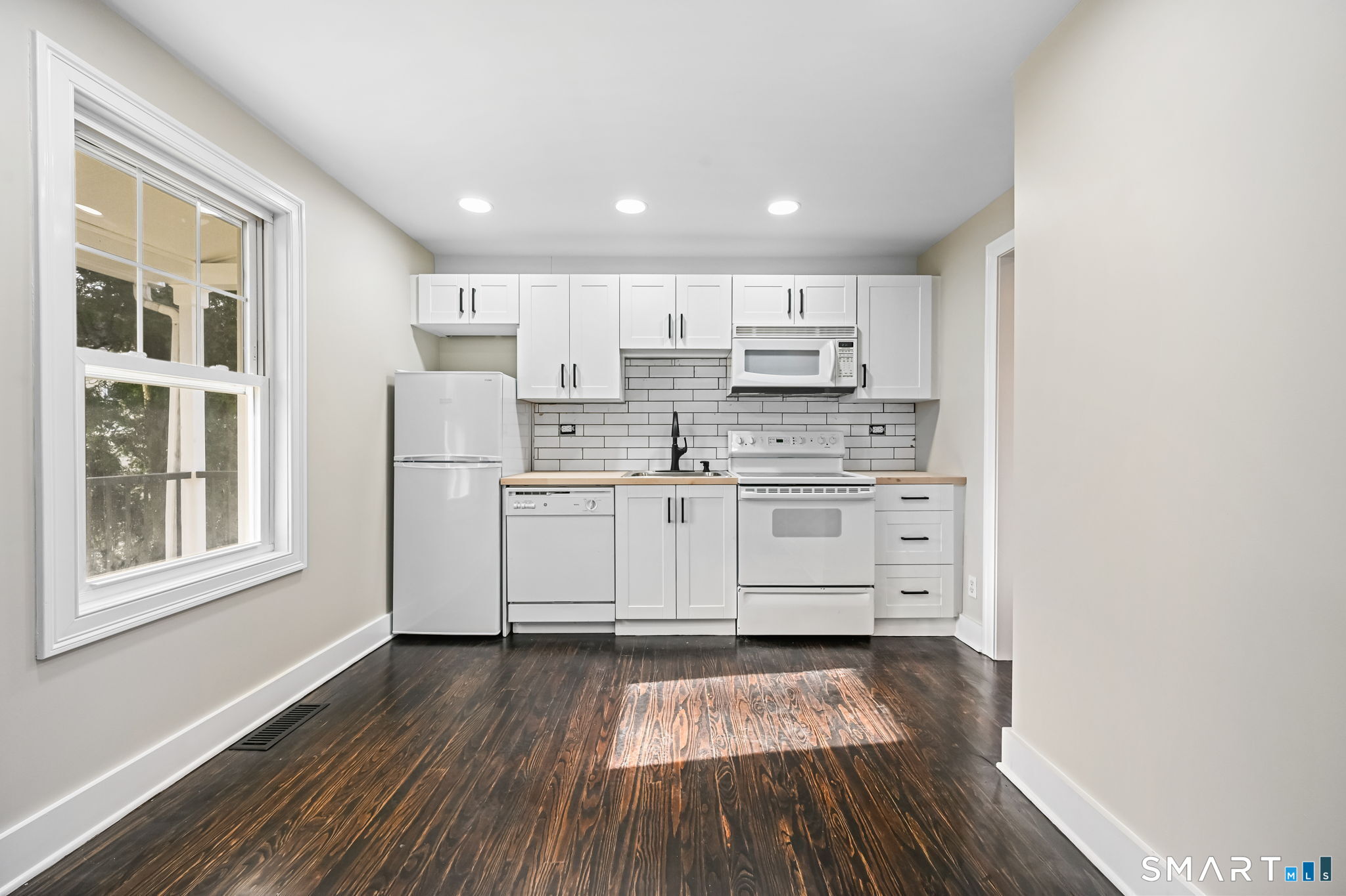 2 Sherman Avenue, Unit COTTAGE Greenwich, CT 06830 - Photo 3 of 21