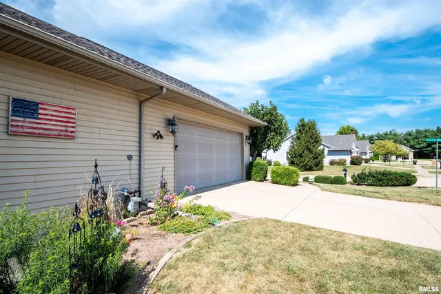 $297,500 | 403 Prairie Springs Drive, Chillicothe, IL 61523