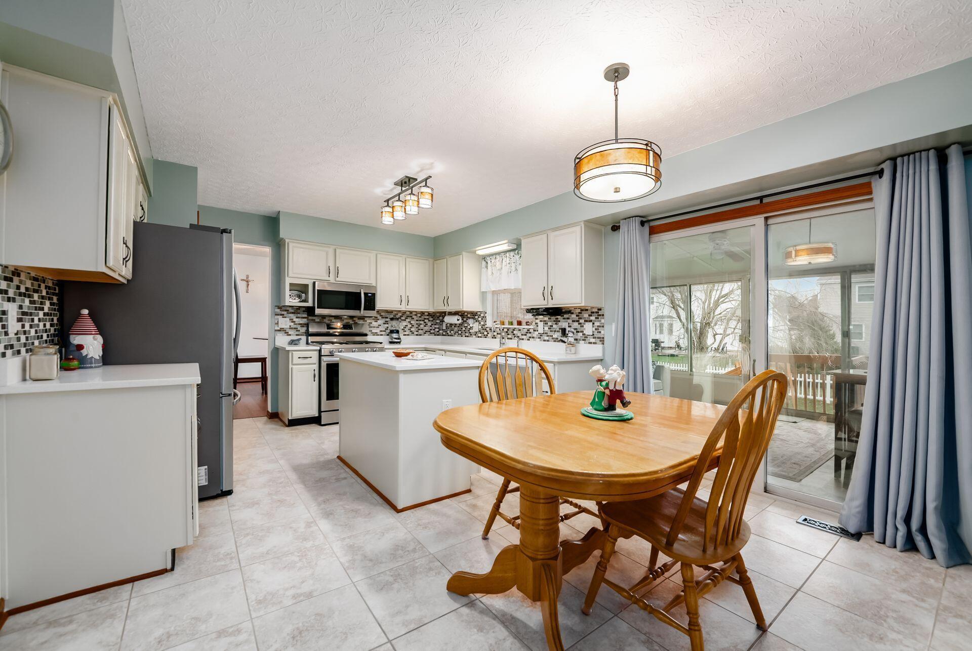 5581 Seapine Road Hilliard, OH 43026 - Photo 17 of 58 Casual Dining & Kitchen - 18'2" x 12'3"