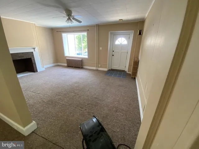 a view of entryway with window