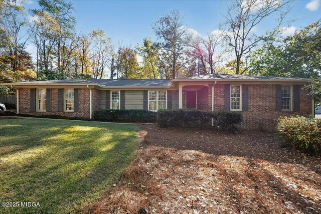 a view of a house with backyard and garden