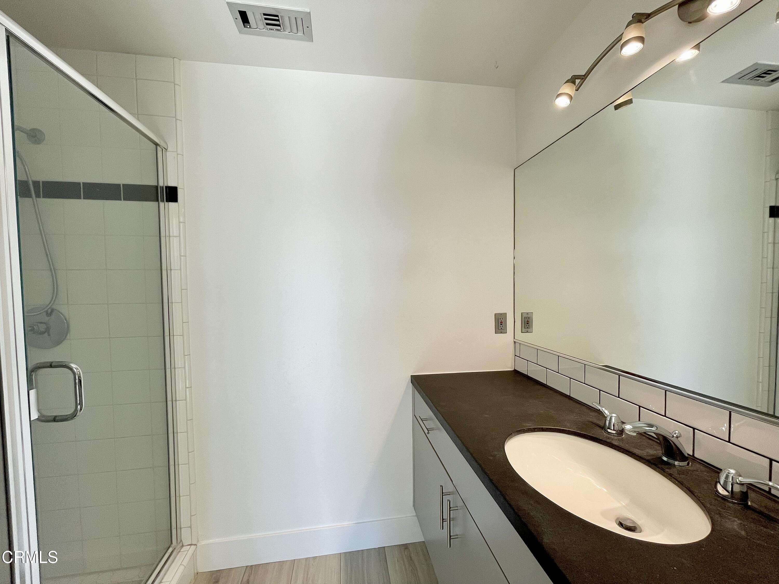 333 Lakeshore Drive, Unit LOWR Oxnard, CA 93035 - Photo 13 of 23 Bathroom