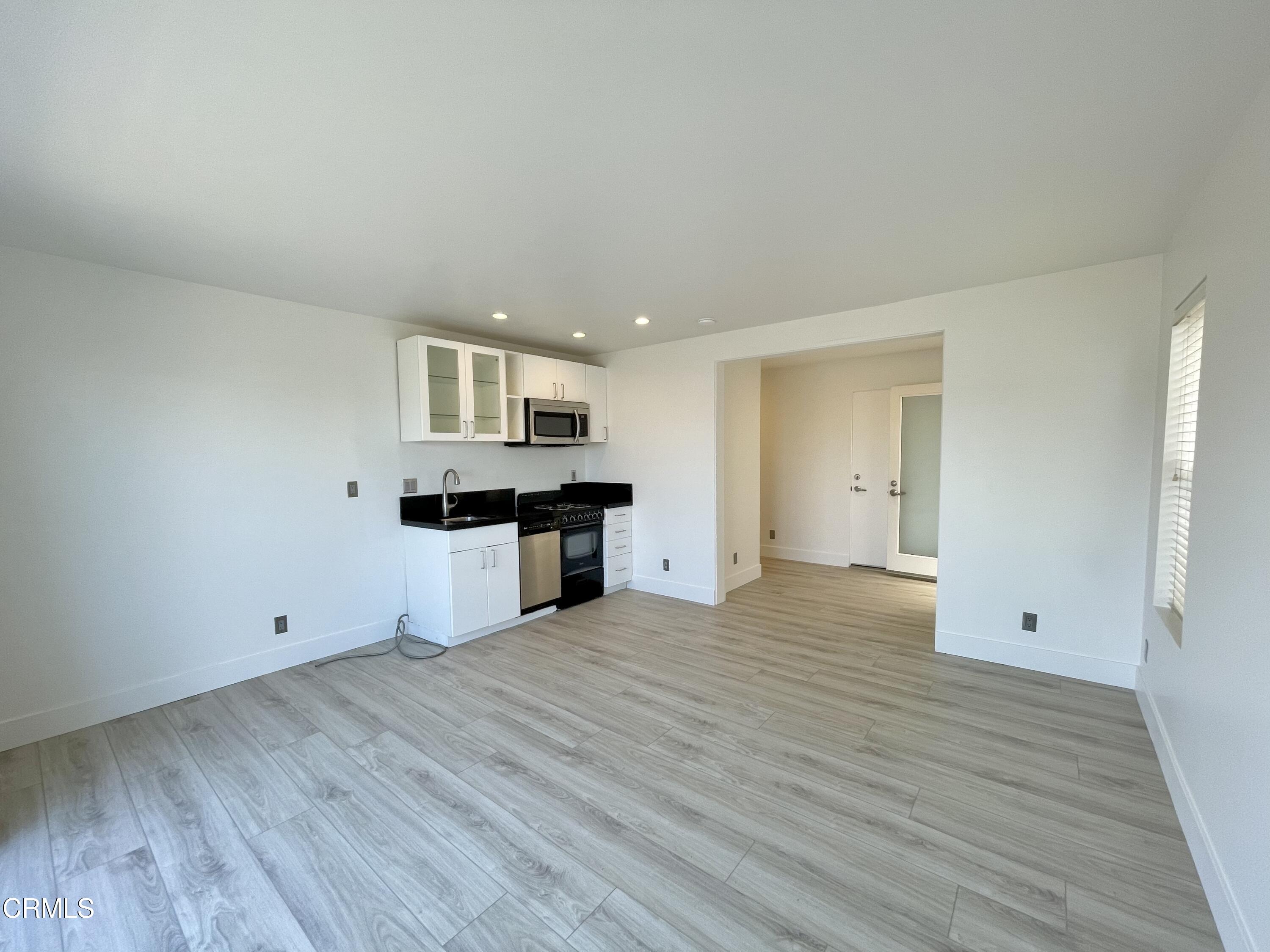 333 Lakeshore Drive, Unit LOWR Oxnard, CA 93035 - Photo 6 of 23 Living room/ kitchen
