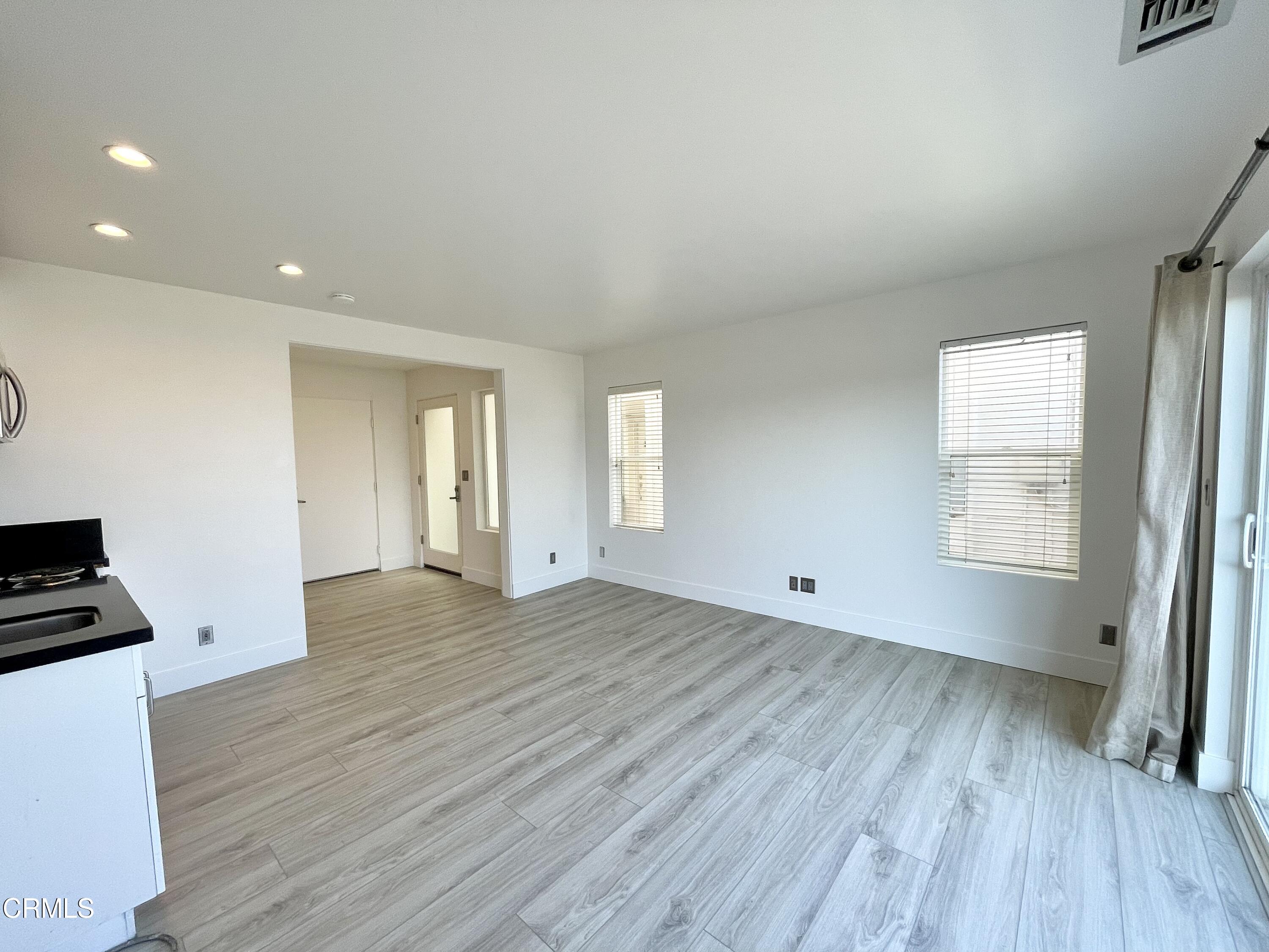 333 Lakeshore Drive, Unit LOWR Oxnard, CA 93035 - Photo 7 of 23 Kitchen/Living room