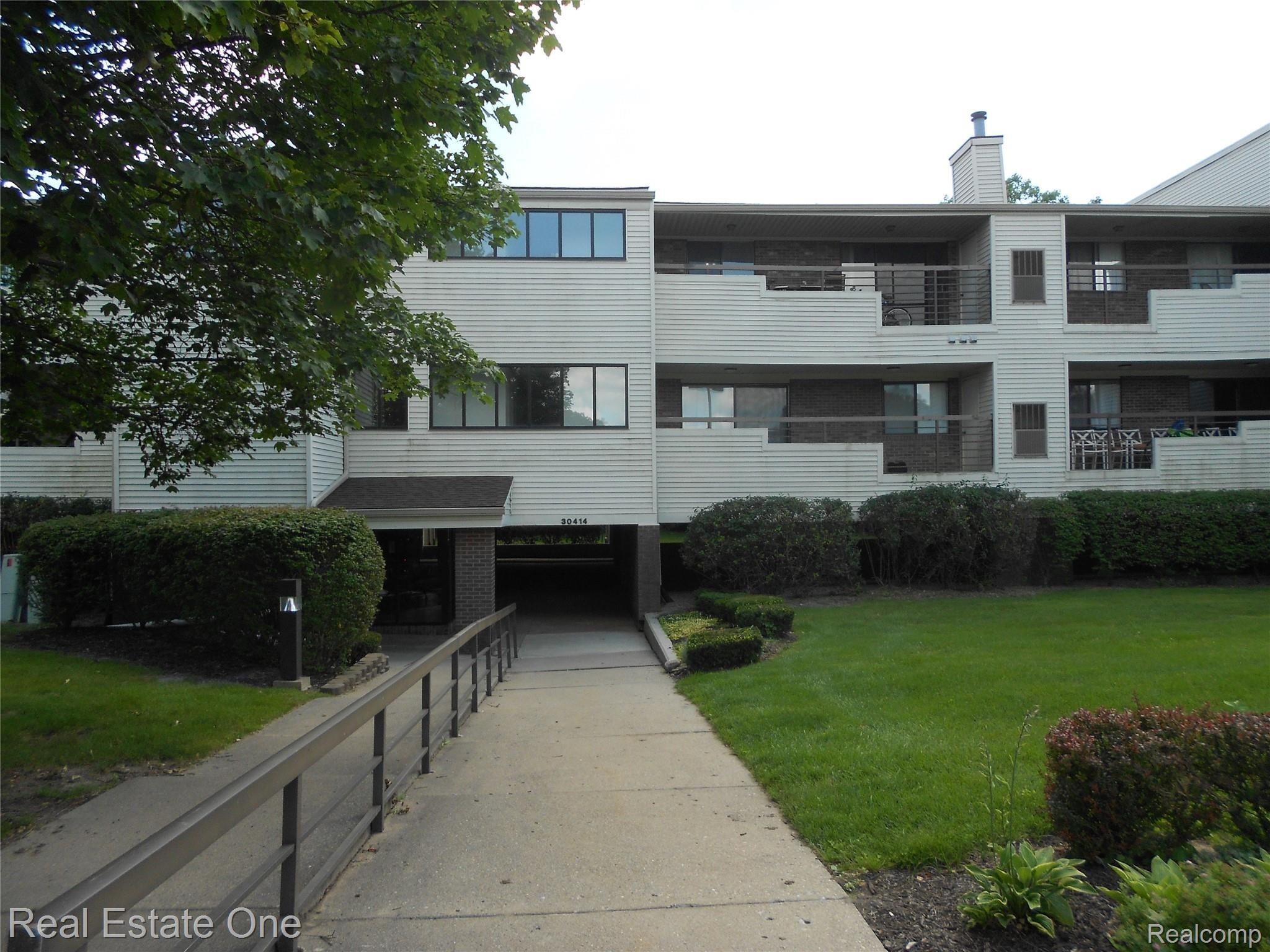 30414 Orchard Lake Road, Unit 10 Farmington, MI 48334 - Photo 1 of 14 DSCN2828.JPG