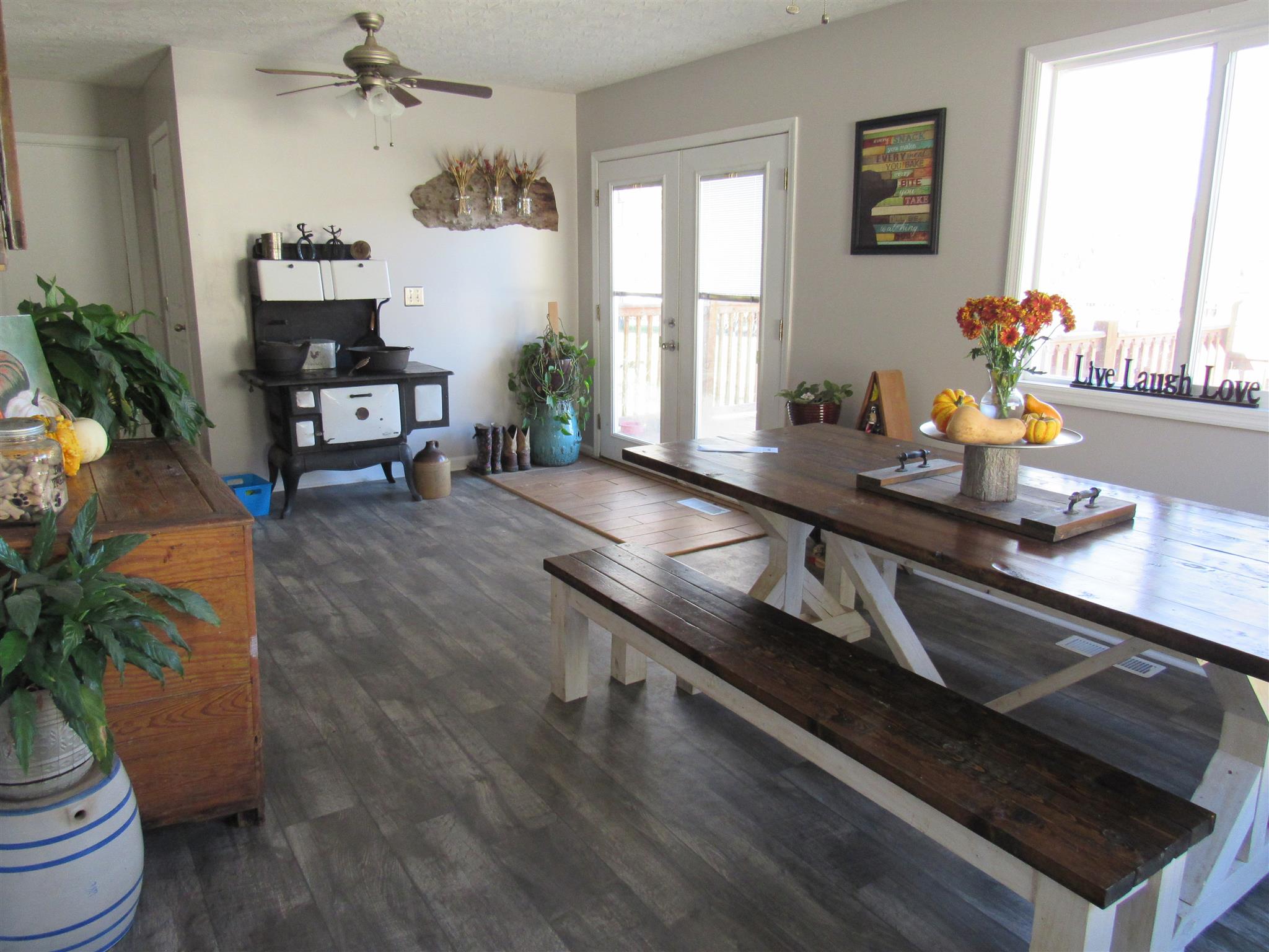 307 Butler Road Portland, TN 37148 - Photo 9 of 21 a room with furniture and window