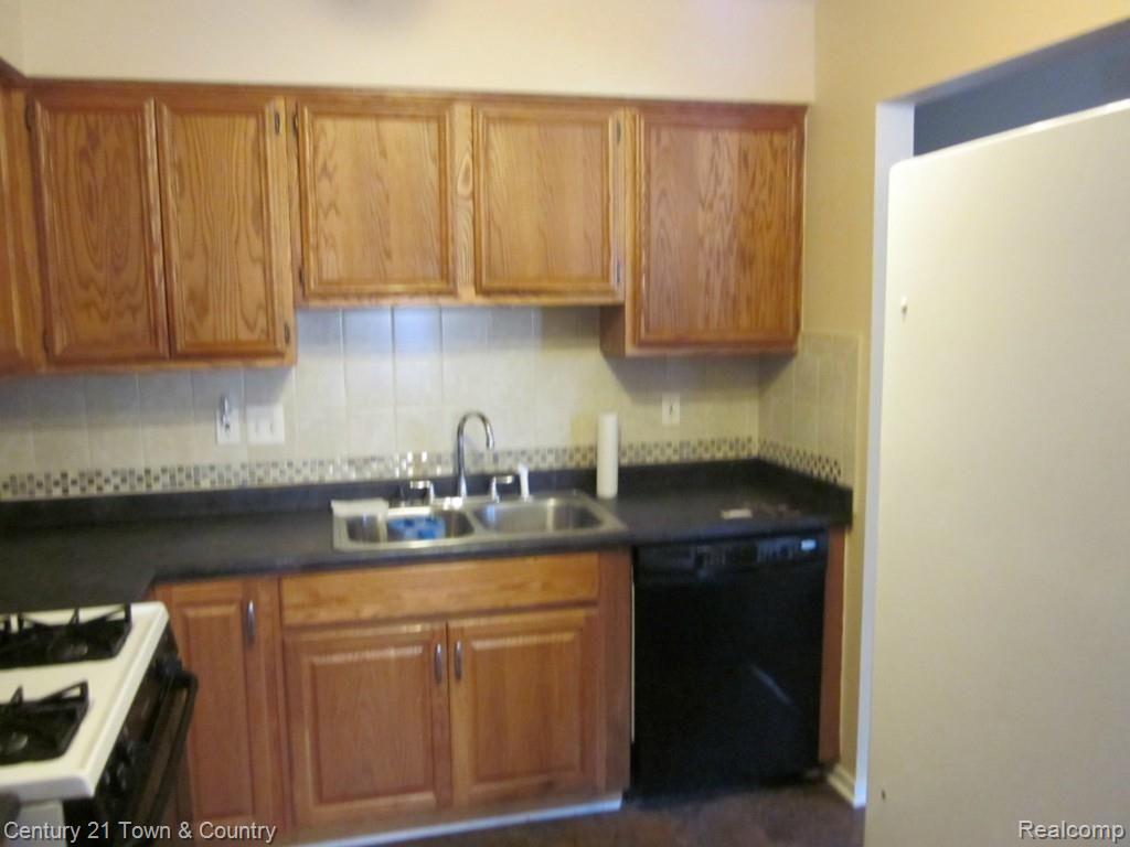 24004 Greenhill Road Warren, MI 48091 - Photo 9 of 11 IMG_0266.jpg