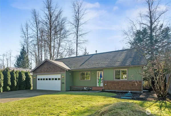 a view of a house with a yard